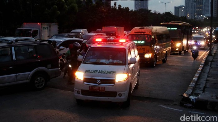 Antrean Ambulans COVID-19 Kembali Terjadi di Wisma Atlet Sejumlah kendaraan ambulans dan bus sekolah yang membawa pasien COVID-19 antre untuk masuk kawasan Rumah Sakit Darurat COVID-19 (RSDC) Wisma Atlet, Jakarta, Kamis (10/6).