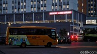 Sejumlah ambulans dan bus sekolah yang membawa pasien COVID-19 masuk kawasan Rumah Sakit Darurat (RSD) Wisma Atlet, Jakarta, Kamis (10/6).