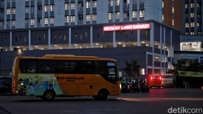 Sejumlah kendaraan ambulans dan bus sekolah yang membawa pasien COVID-19 antre untuk masuk kawasan Rumah Sakit Darurat  COVID-19 (RSDC) Wisma Atlet, Jakarta, Kamis (10/6).