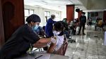 Antusiasme Warga Kelapa Gading saat Vaksinasi