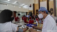 Jika ditambahkan secara keseluruhan, maka jumlah total vaksin yang telah diterima Indonesia sampai saat ini adalah 93.728.400 dosis. Dengan rincian, vaksin Sinovac sebanyak 84,5 juta dosis, AstraZenecca 8,2 juta dosis dan Sinopharm sebanyak 1 juta dosis. Selain itu, rencananya siang ini, akan tiba 1 juta dosis vaksin Sinopharm lagi. 
