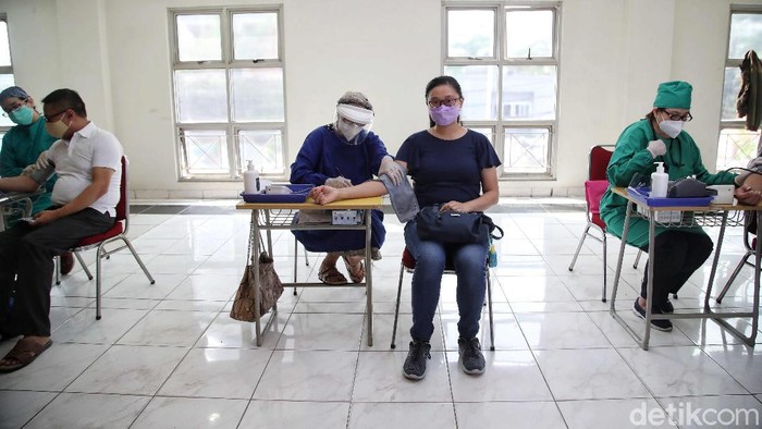 Upaya mempercepat vaksinasi oleh pemerintah terus digalakkan. Warga Kelapa Gading terlihat sangat antusias.