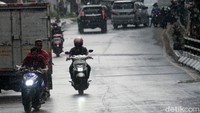 Pemotor yang melawan arah berpotensi menimbulkan kecelakaan. 