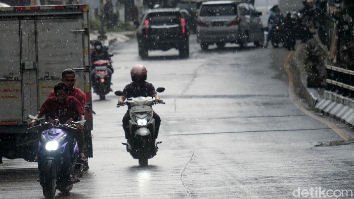 Awas! Motor Lawan Arah, Cabut SIM Menanti Begini potret pemotor yang melawan arah di  Ciputat, Tangerang Selatan, Banten. Kejadian ini rupanya bukan sekali saja terjadi di lokasi.