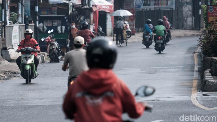 Awas! Motor Lawan Arah, Cabut SIM Menanti Begini potret pemotor yang melawan arah di  Ciputat, Tangerang Selatan, Banten. Kejadian ini rupanya bukan sekali saja terjadi di lokasi.