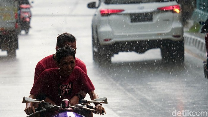 Awas! Motor Lawan Arah, Cabut SIM Menanti Begini potret pemotor yang melawan arah di  Ciputat, Tangerang Selatan, Banten. Kejadian ini rupanya bukan sekali saja terjadi di lokasi.