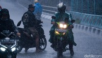 Pemotor melawan arah mendapat 3 poin, pelanggaran bonceng tiga dapat 1 poin, dan yang tidak menggunakan helm akan didenda Rp 250 ribu.