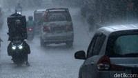 Sejumah kendaraan bermotor melawan arah di tengah guyuran hujan deras di kawasan Ciputat, Tangerang Selatan.