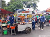 Pedas 'Nyengat' Ayam Penyet Cabe Ijo yang Viral di Grand Indonesia!