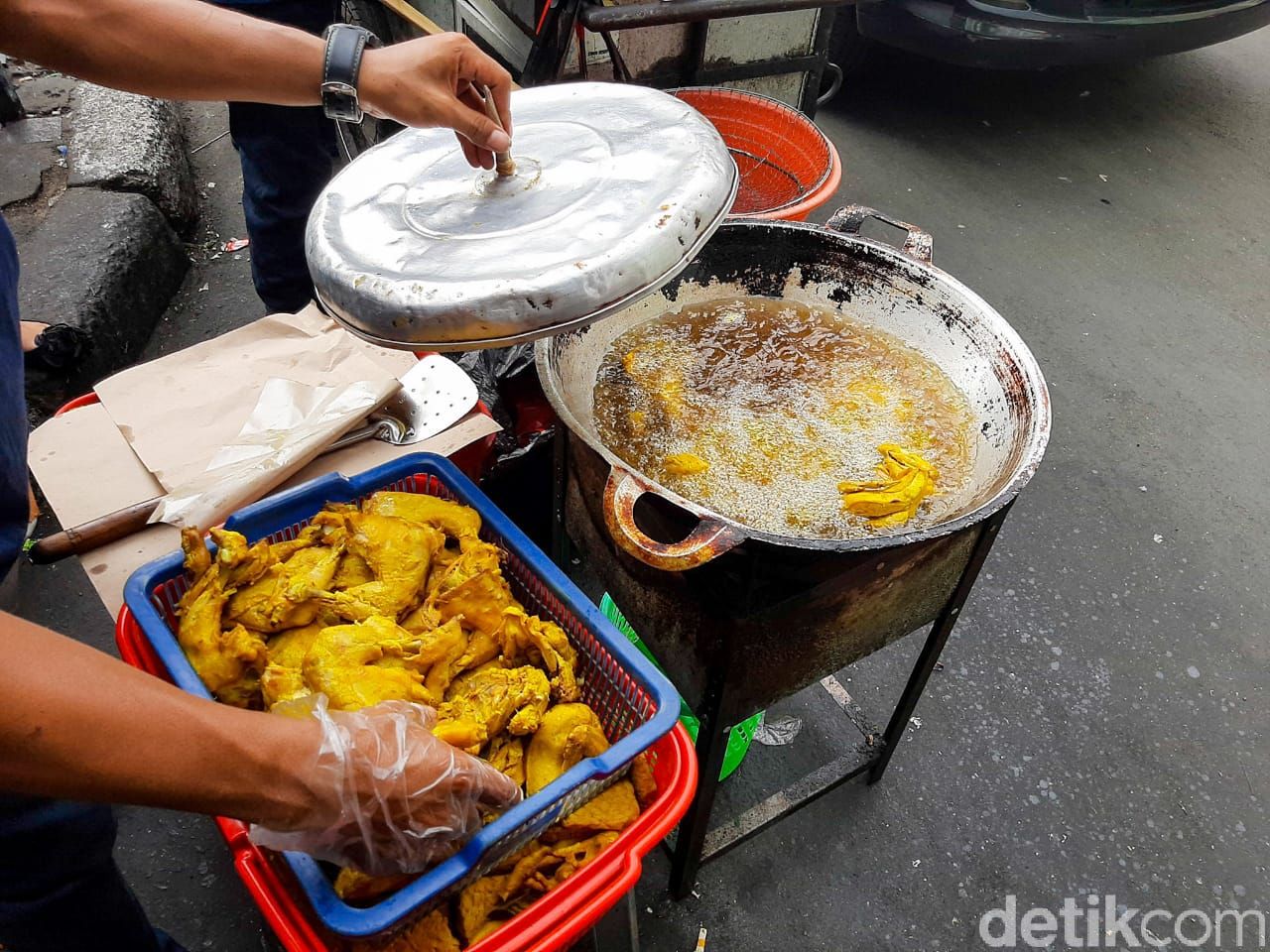 Ayam Penyet Cabe Ijo Aa Sipit Viral di Grand Indonesia. Sehari Bisa Habiskan 50 Kg Cabai Rawit Hijau dan 1.000 Potong Ayam.