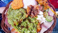 Satu porsi ayam penyet cabe ijo ini dibanderol harga Rp 18 ribu. Tapi, kalau ingin yang komplet seperti ini dibanderol Rp 28 ribu. Foto: detikFood/Yenny Mustika Sari