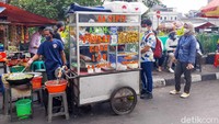 Di kawasan Grand Indonesia ada warung ayam penyet kaki lima yang sedang viral. Namanya Ayam Penyet Cabe Ijo Aa Sipit. Foto: detikFood/Yenny Mustika Sari