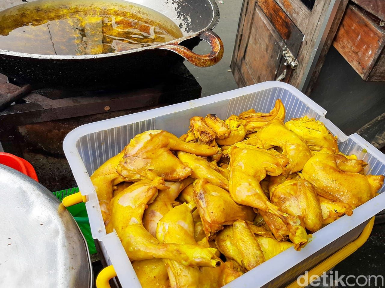 Ayam Penyet Cabe Ijo Aa Sipit Viral di Grand Indonesia. Sehari Bisa Habiskan 50 Kg Cabai Rawit Hijau dan 1.000 Potong Ayam.