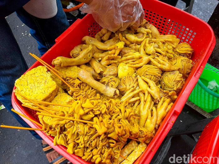 Pedas 'Nyengat' Ayam Penyet Cabe Ijo yang Viral di Grand Indonesia