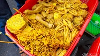 Tak hanya daging ayam saja, tapi ada juga tempe dan tahu, sate usus, ceker, kepala ayam, dan ati ampela. Foto: detikFood/Yenny Mustika Sari