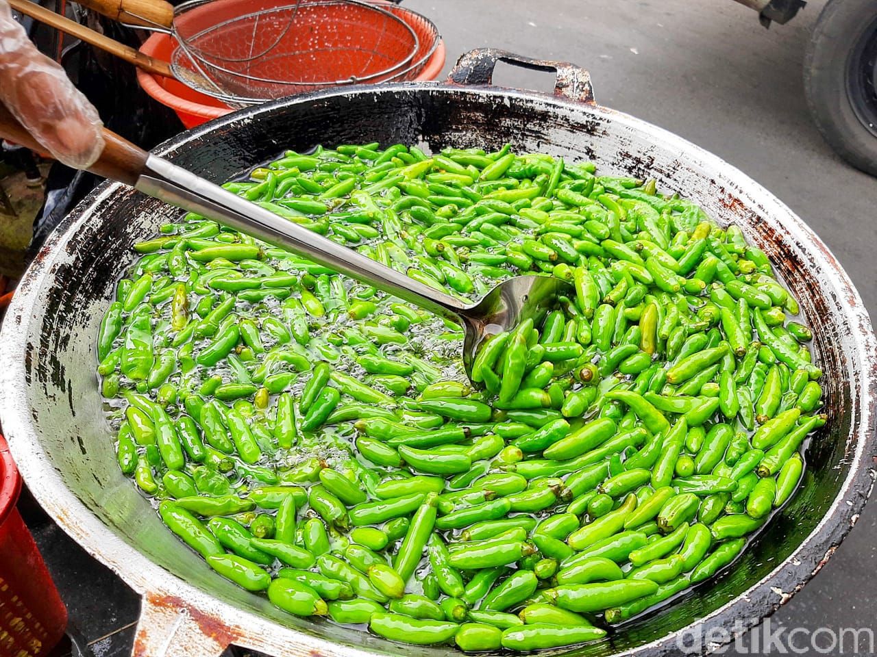 Ayam Cabe Ijo Aa Sipit: Ayam Penyet Viral Sehari Habis 1.000 Potong