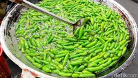 Selain ayamnya yang ludes ribuan potong, di sini juga menggunakan puluhan kilogram cabai rawit hijau. Foto: detikFood/Yenny Mustika Sari