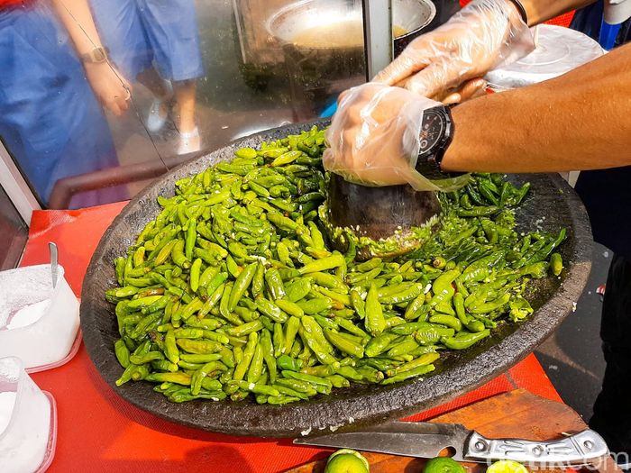 Pedas 'Nyengat' Ayam Penyet Cabe Ijo yang Viral di Grand Indonesia