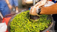 Cabai rawit hijaunya digoreng sampai layu, setelah itu diracik dengan bawang putih mentah, garam, dan penyedap rasa. Tak lupa diberikan air jeruk nipis agar rasanya segar. Foto: detikFood/Yenny Mustika Sari