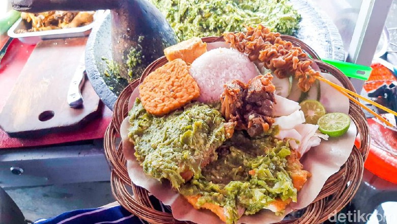 Ayam Cabe Ijo Aa Sipit: Ayam Penyet Viral Sehari Habis 1.000 Potong Ayam dan 50 Kg Rawit Hijau Ayam Cabe Ijo Aa Sipit: Ayam Penyet Viral Sehari Habis 1.000 Potong Ayam dan 50 Kg Rawit Hijau