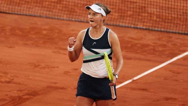 PARIS, FRANCE - JUNE 10: Barbora Krejcikova of The Czech Republic celebrates victory after winning her Semi-Final Women's Singles match against Maria Sakkari of Greece during Day Twelve of the 2021 French Open at Roland Garros on June 10, 2021 in Paris, France. (Photo by Clive Brunskill/Getty Images)