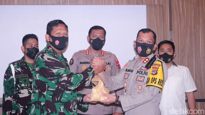 Berkas kasus Pratu NR beserta istri terluka tembak telah diserahkan dari Polresta Bandar Lampung kepada pihak POM TNI AU (dok Polda Lampung)