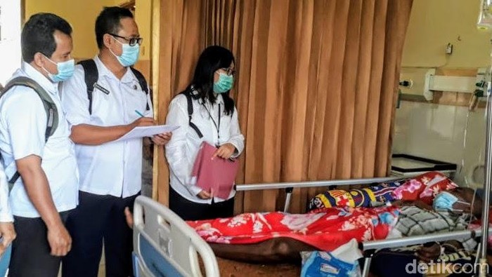 Seorang warga Bondowoso diduga terpapar penyakit Leptospirosis. Penyakit tersebut
berasal dari kotoran atau kencing hewan pengerat.