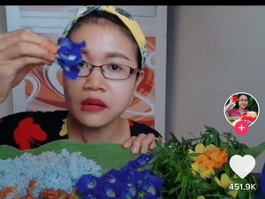 Bukan Selada, Wanita Ini Hobi Makan Lalapan Bunga Segar