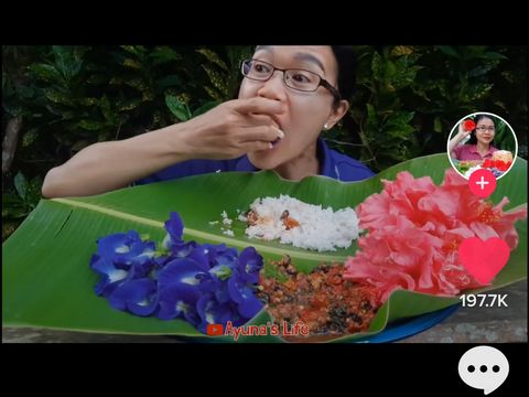 Bukan Selada, Wanita Ini Hobi Makan Lalapan Bunga Segar