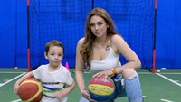 Tato tersebut berada di bagian dada sebelah kiri dari Celine Evangelista. Foto: Instagram Celine Evangelista