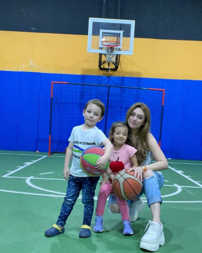 Celine menjelaskan bahwa dia merelakan untuk ke tempat Stefan. Celine menceritakan momen itu saat mengisi Kopi Viral Trans TV, Kamis (12/8/2021). Oh ya bener. Jadi aku kasih surprise baru pulang dari rumah sakit, terus aku bela-belain ke sana (kasih surprise buat Stefan William), kata Celine Evangelista. Apakah ini pertanda bahwa rumah tangga mereka baik-baik saja? (Foto: Instagram/@celine_evangelista)