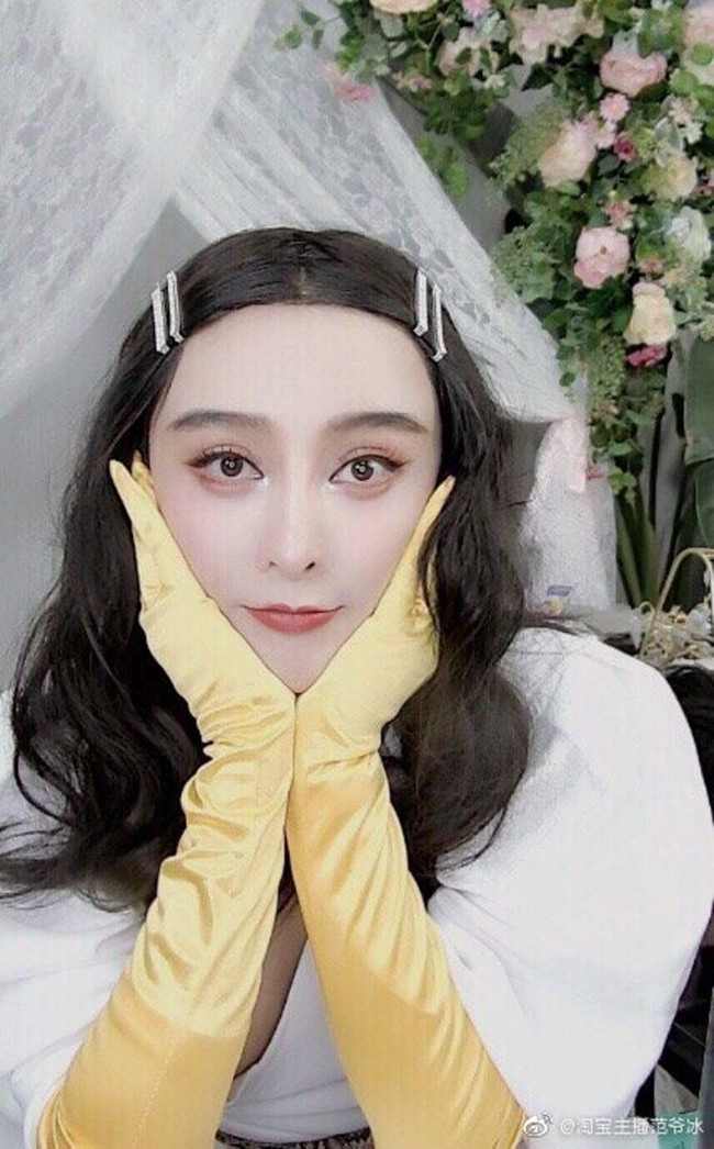Fan Bingbing dilaporkan menuntut salah satu fansnya. Wanita itu dianggap mengambil untung dari kemiripan wajah mereka. Adalah Chen Xinling, selebgram yang dikenal sebagai kembaran aktris terpopuler China itu di media sosial. Sering mempromosikan produk di live streaming, ia pun dianggap mencari uang dengan penampilan Fan Bingbing. Foto: Dok. Weibo