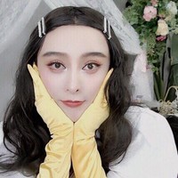 Fan Bingbing dilaporkan menuntut salah satu fansnya. Wanita itu dianggap mengambil untung dari kemiripan wajah mereka. Adalah Chen Xinling, selebgram yang dikenal sebagai kembaran aktris terpopuler China itu di media sosial. Sering mempromosikan produk di live streaming, ia pun dianggap mencari uang dengan penampilan Fan Bingbing. Foto: Dok. Weibo