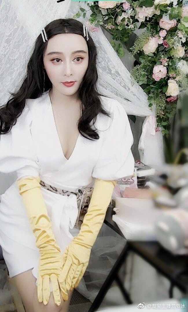 Chen Xinling baru-baru ini kena masalah karena kemiripan wajahnya dengan Fan Bingbing. Influencer yang mengaku penggemar dari pemain X-Men: Days of Future Past tersebut malah dianggap cari untung oleh idolanya. Bingbing menuding jika Chen Xinling menggunakan wajah dan namanya untuk menjual produk dan perawatan kecantikan secara online. Xinling pun diminta untuk membayar kompensasi dan minta maaf selama dua bulan, dan beberapa tuntutan lain. Foto: Dok. Weibo