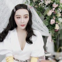 Chen Xinling baru-baru ini kena masalah karena kemiripan wajahnya dengan Fan Bingbing. Influencer yang mengaku penggemar dari pemain X-Men: Days of Future Past tersebut malah dianggap cari untung oleh idolanya. Bingbing menuding jika Chen Xinling menggunakan wajah dan namanya untuk menjual produk dan perawatan kecantikan secara online. Xinling pun diminta untuk membayar kompensasi dan minta maaf selama dua bulan, dan beberapa tuntutan lain. Foto: Dok. Weibo