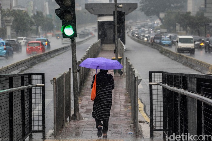 Badan Meteorologi, Klimatologi dan Geofisika (BMKG) memberikan peringatan dini terkait cuaca ekstrem dengan curah hujan sedang hingga lebat.