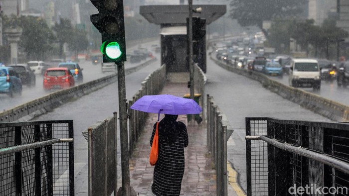 Badan Meteorologi, Klimatologi dan Geofisika (BMKG) memberikan peringatan dini terkait cuaca ekstrem dengan curah hujan sedang hingga lebat.