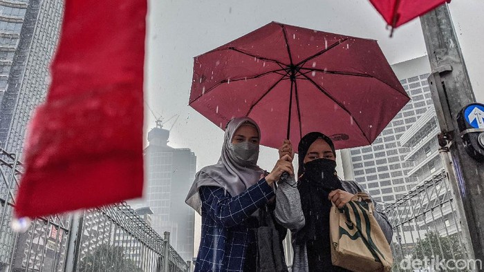 Cuaca Ekstrem Masih Membayangi Jakarta Badan Meteorologi, Klimatologi dan Geofisika (BMKG) memberikan peringatan dini terkait cuaca ekstrem dengan curah hujan sedang hingga lebat.
