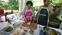 Masih bersama Prabowo, kali ini bukan hanya momen makan bersama tapi juga masak bersama. Megawati diketahui memasak nasi goreng spesial. Dua politisi ini pun asyik mengaduk nasi di wajan sambil mengenakan celemek. Foto: detikcom