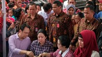 Berbagai menu makanan pun pernah dicicipnya. Megawati bahkan tak sungkan untuk makan jajanan pinggir jalan, seperti kerak telor ini salah satunya.  Foto: dok. detik