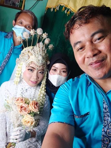 Vendor dekorasi Ayang Pramuja yang sempat viral di media sosial karena dekorasi pernikahan di gang sempit.