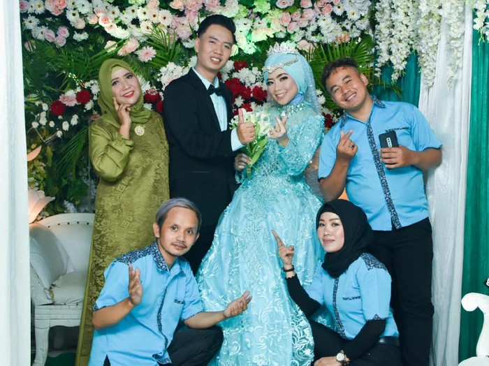 dekorasi pernikahan di gang sempit. Vendor dekorasi Ayang Pramuja yang sempat viral di media sosial karena dekorasi pernikahan di gang sempit.