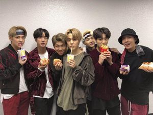 Demam BTS Meal Sampai Ojol Antre di Indonesia Bikin Netizen Korea Takjub