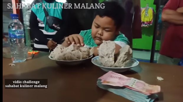 Demi Beli HP, Bocah Ini Nekat Ikut Lomba Makan Bakso