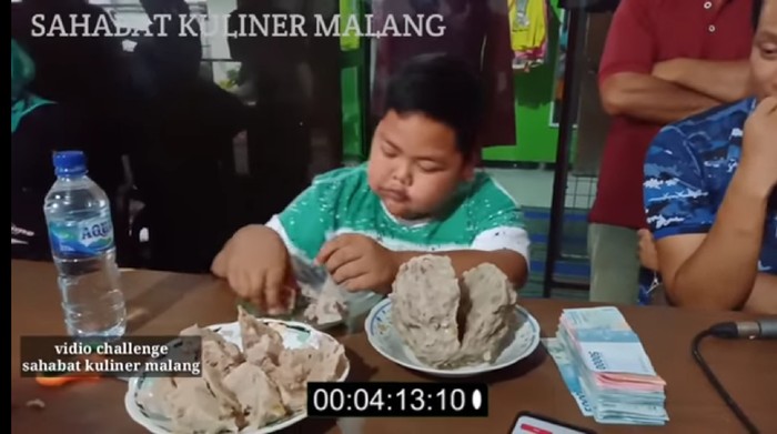 Demi Beli HP, Bocah Ini Nekat Ikut Lomba Makan Bakso