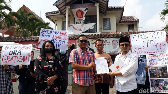 Emak-emak korban penipuan arisan online Hoki mengadu ke Gerindra DIY. Mereka minta bantuan mediasi dengan istri salah satu kader Gerindra Bantul, umat (11/6/2021)
