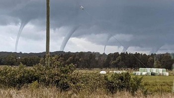 “Bukan satu, bukan 2, tapi 5 puting beliung yang disebabkan oleh pola cuaca La Niña.” Foto: Brightside