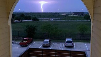 Kilat petir yang seperti angin tornado. Foto: Brightside