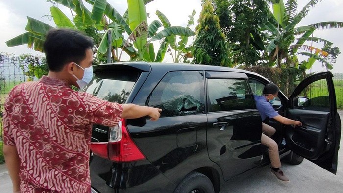 Gegara Klakson, Pemotor Pecah Kaca Mobil di Area Bandara YIA Seorang pengendara motor nekat mengejar mobil lalu melakukan pecah kaca di kawasan Bandara YIA, DIY. Gara-garanya pemotor emosi usai diklakson pemobil.