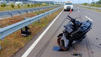 Motor pelaku juga rusak karena sempat menabrak besi pengaman jalan saat dikejar pengendara mobil yang kacanya dipecah. Istimewa/Polsek Temon.